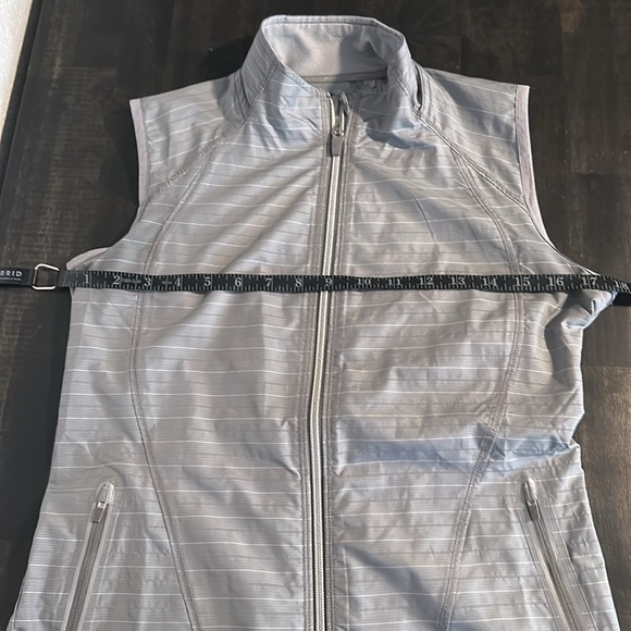 Athleta Gray Stripe Lightweight Activewear Zip Up Vest Size XS - Picture 6 of 7